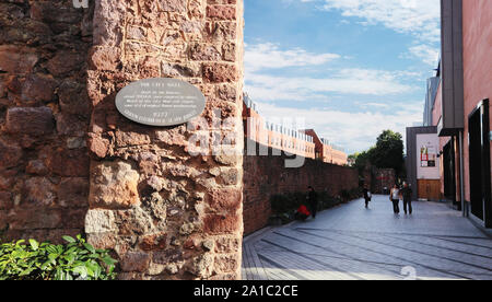 Le mura romane rimane in Exeter Foto Stock