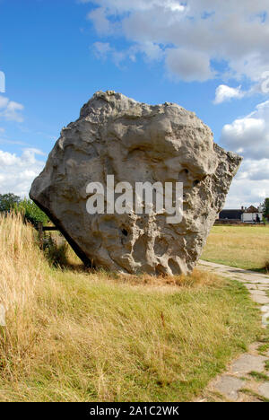 Una grande pietra permanente nel circolo di pietra di Avebury, Wiltshire, Inghilterra. Foto Stock