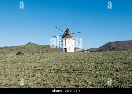 San Jose, Andalusia. Mulini a vento nella provincia di Almeria Foto Stock