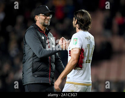 Liverpool manager Jurgen Klopp (sinistra) con MK Dons' russell Martin dopo il fischio finale durante il Carabao Cup, terzo round corrispondono a Stadium MK, Milton Keynes. Foto Stock