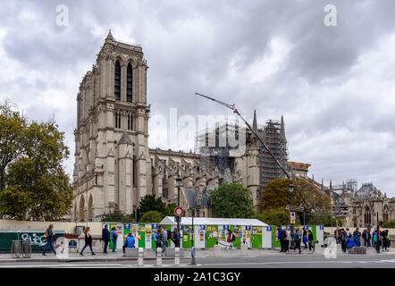 Parigi, Francia - 25 settembre 2019: vista panoramica di Notre Dame de Paris essendo ripristinato dopo la Cattedrale ha preso fuoco. Foto Stock