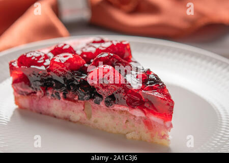 Pezzo di torta di Berry: lampone, fragola, ribes, biancheria igienico in background Foto Stock