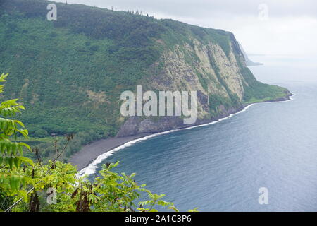 Vista dalla Waipi'o Valley Lookout sulla Big Island delle Hawaii. Waipi'o significa 'acqua curva' in lingua hawaiana. Foto Stock