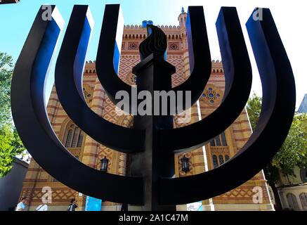 Bucarest, Romania - 01 Settembre 2019: Menorah davanti al tempio di corallo da Bucarest, sollevata tra 1864-1866, la più imponente e sottostante Foto Stock