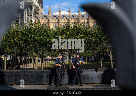 Londra REGNO UNITO 25 Sep 2019 poliziotti armati guardia presso il Palazzo di Westminster come MPs tornare in Parlamento dopo la Suprem sentenza della Corte sulla XXIV S Foto Stock