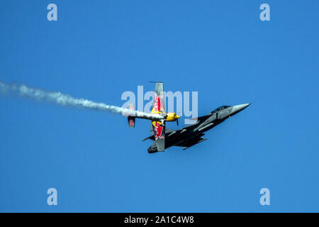 Display, team JAS-39C Saab Gripen, Extra 300, CPT. Ivo Kardos, Martin Sonka Foto Stock