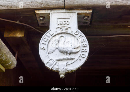 Decorazione datata 1860 su Marlow Bridge, Vittoriano di un ponte di sospensione nella città sul fiume Tamigi nel Buckinghamshire, Inghilterra del sud-est Foto Stock