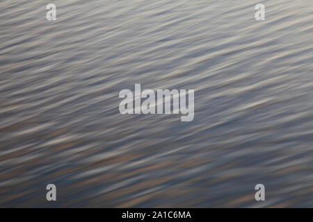 Blu a gradiente verde spogliato wallpaper o sfondo che assomiglia a una superficie di acqua Foto Stock