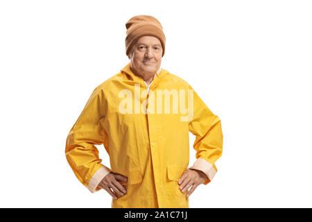 Uomo anziano in un impermeabile giallo che indossa un cappello caldo isolati su sfondo bianco Foto Stock