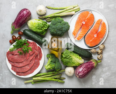 Dieta Atkins ingredienti alimentari su calcestruzzo sfondo, concetto di salute, vista dall'alto, laici piatta Foto Stock