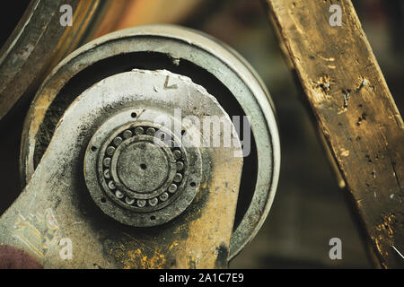 Dettagli con un metallo industriale il cuscinetto in una sporca e vecchia ma ancora funzionante di opere in metallo, vecchio stile, factory Foto Stock