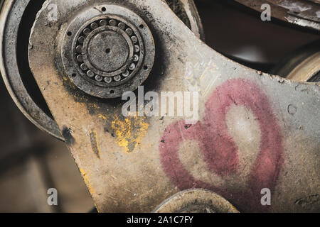 Dettagli con un metallo industriale il cuscinetto in una sporca e vecchia ma ancora funzionante di opere in metallo, vecchio stile, factory Foto Stock