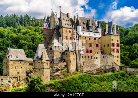 Burg Eltz. Castello Eltz nelle colline sopra il fiume Moselle Foto Stock