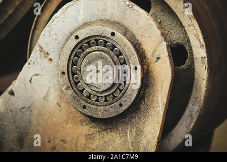 Dettagli con un metallo industriale il cuscinetto in una sporca e vecchia ma ancora funzionante di opere in metallo, vecchio stile, factory Foto Stock