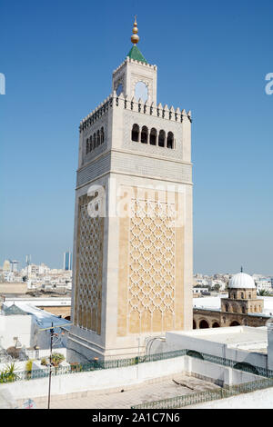 La piazza minareto della moschea Zeitoun torreggia su tetti di Tunisi città vecchia e medina, Tunisia. Foto Stock