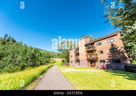 Aspen, Stati Uniti d'America - 21 Luglio 2019: Snowmass Village città nel centro cittadino di Colorado con appartamento condominio e spazzola Creek trail con nessuno in estate Foto Stock