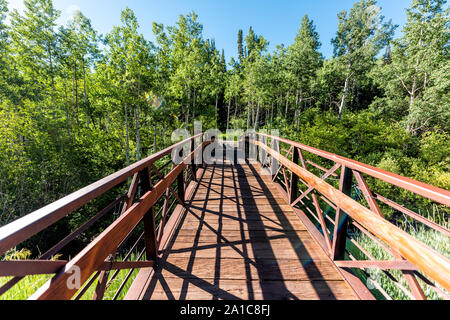 Aspen Snowmass Village città nel centro cittadino di Colorado con ponte a pennello Creek trail con nessuno in estate un ampio angolo di visione Foto Stock