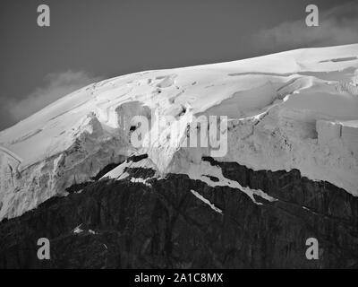 L'Antartide paesaggio Paradise Bay in bianco e nero di Glacier Foto Stock