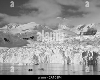 L'Antartide paesaggio Paradise Bay in bianco e nero di Glacier Foto Stock