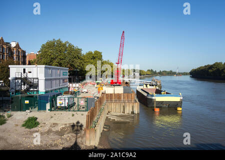 Super di fognature Costruzione sul sito di Putney Embankment Foreshore sulla sponda meridionale del fiume Tamigi, London, Regno Unito Foto Stock