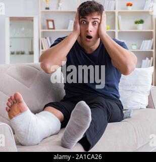 L'uomo con la gamba rotta recuperando a casa Foto Stock