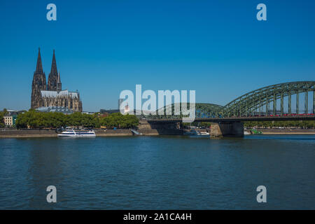 Der Kölner Dom (offiziell: Hohe Domkirche Sankt Petrus) ist eine römisch-katholische Kirche in Köln unter dem Patrozinium des Apostels Petrus. Foto Stock