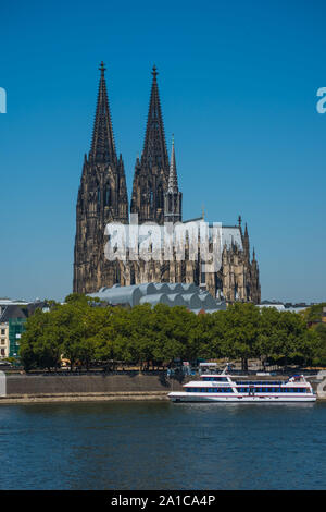 Der Kölner Dom (offiziell: Hohe Domkirche Sankt Petrus) ist eine römisch-katholische Kirche in Köln unter dem Patrozinium des Apostels Petrus. Foto Stock