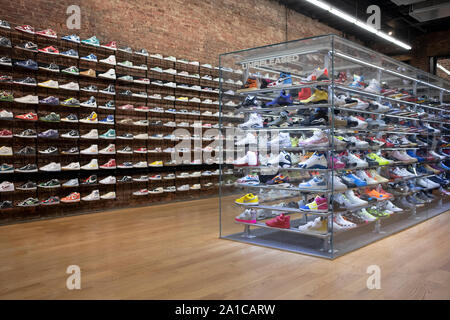 Raro costoso inediti di scarpe da ginnastica in mostra presso il Club di Volo a Broadway nel Greenwich Village di New York City. Foto Stock