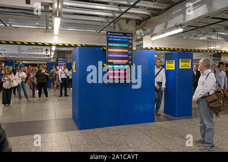 Rush Hour pendolari attendere per treni a in costruzione LIRR area nella stazione di Penn, Manhattan, New York City. Foto Stock