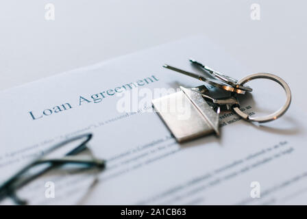 Accordo di prestito la carta con le chiavi di casa e un paio di occhiali Foto Stock