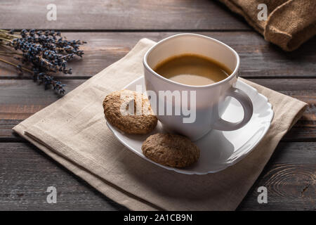 Tazza di caffè su un tovagliolo di lino. I chicchi di caffè e di borsa Foto Stock