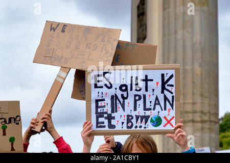 Clima globale sciopero a Berlino, Germania, manifestanti con cartello su un rally dalla Porta di Brandeburgo. Testo in tedesco sul poster significa 'Non vi è alcun piano B' Foto Stock