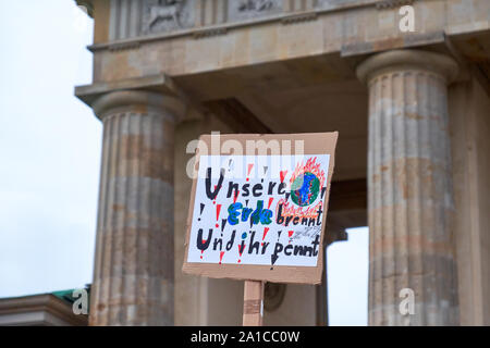 Cartello "Non vi è alcun piano B' in lingua tedesca in un clima globale sciopero da Porta di Brandeburgo a Berlino Foto Stock