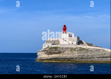 Bonifacio, Corsica - settembre , 2019. Little Red vecchio faro su una roccia vicino a Bonifacio Corsica Foto Stock