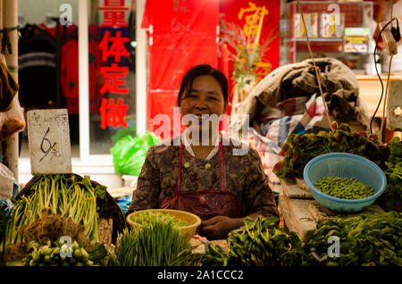 Stallo vegetale in un mercato di strada Foto Stock