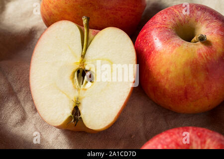 Materie organico rosso mele Gala pronto a mangiare Foto Stock