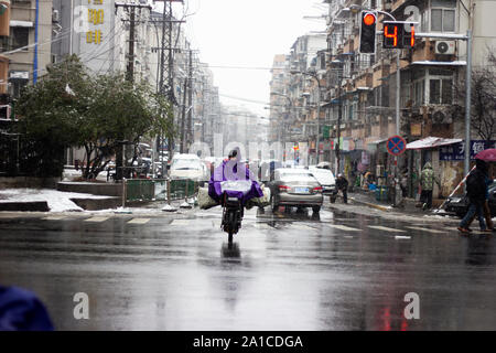 Una strada che attraversa in Nanjing, Cina durante il periodo invernale Foto Stock