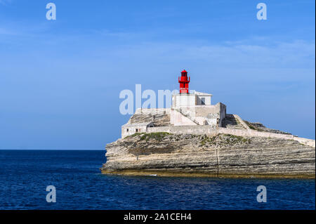 Bonifacio, Corsica - settembre , 2019. Little Red vecchio faro su una roccia vicino a Bonifacio Corsica Foto Stock