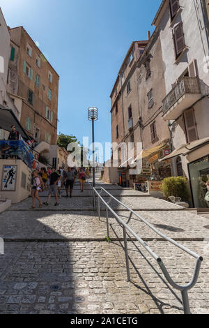 Bonifacio, Corsica-September, 2019. Tourist street nel centro storico Foto Stock