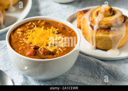 In casa la zuppa di peperoncino e Cinnamon Roll per il pranzo Foto Stock