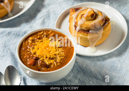 In casa la zuppa di peperoncino e Cinnamon Roll per il pranzo Foto Stock