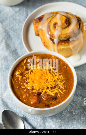 In casa la zuppa di peperoncino e Cinnamon Roll per il pranzo Foto Stock