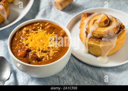 In casa la zuppa di peperoncino e Cinnamon Roll per il pranzo Foto Stock