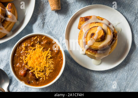 In casa la zuppa di peperoncino e Cinnamon Roll per il pranzo Foto Stock