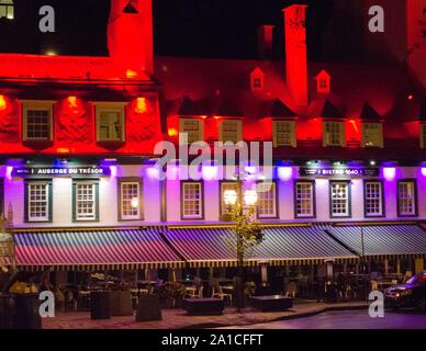 Il tetto rosso del Hotel Auberge du Tesor in Quebec City dopo una pioggia. Foto Stock