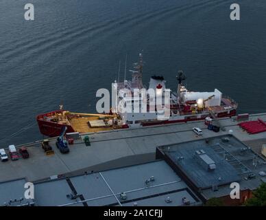 La Martha L. nero attività rompighiaccio della Guardia Costiera canadese al dock in Quebec City, Quebec. Foto Stock