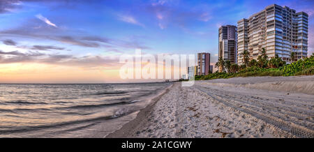 Tramonto sul Nord Gulf Shore spiaggia lungo il litorale di Naples, Florida Foto Stock