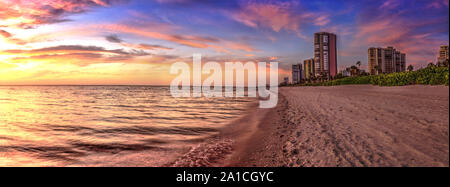 Tramonto sul Nord Gulf Shore spiaggia lungo il litorale di Naples, Florida Foto Stock