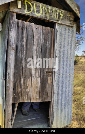 Old dunny, la foto di un vecchio outback wc in Australia Foto Stock