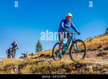 Gli amanti della mountain bike sul famoso Monarch Crest Trail, lungo il Continental Divide in Colorado, in sella ad un allevatore di Alleanza Nazionale contro Foto Stock